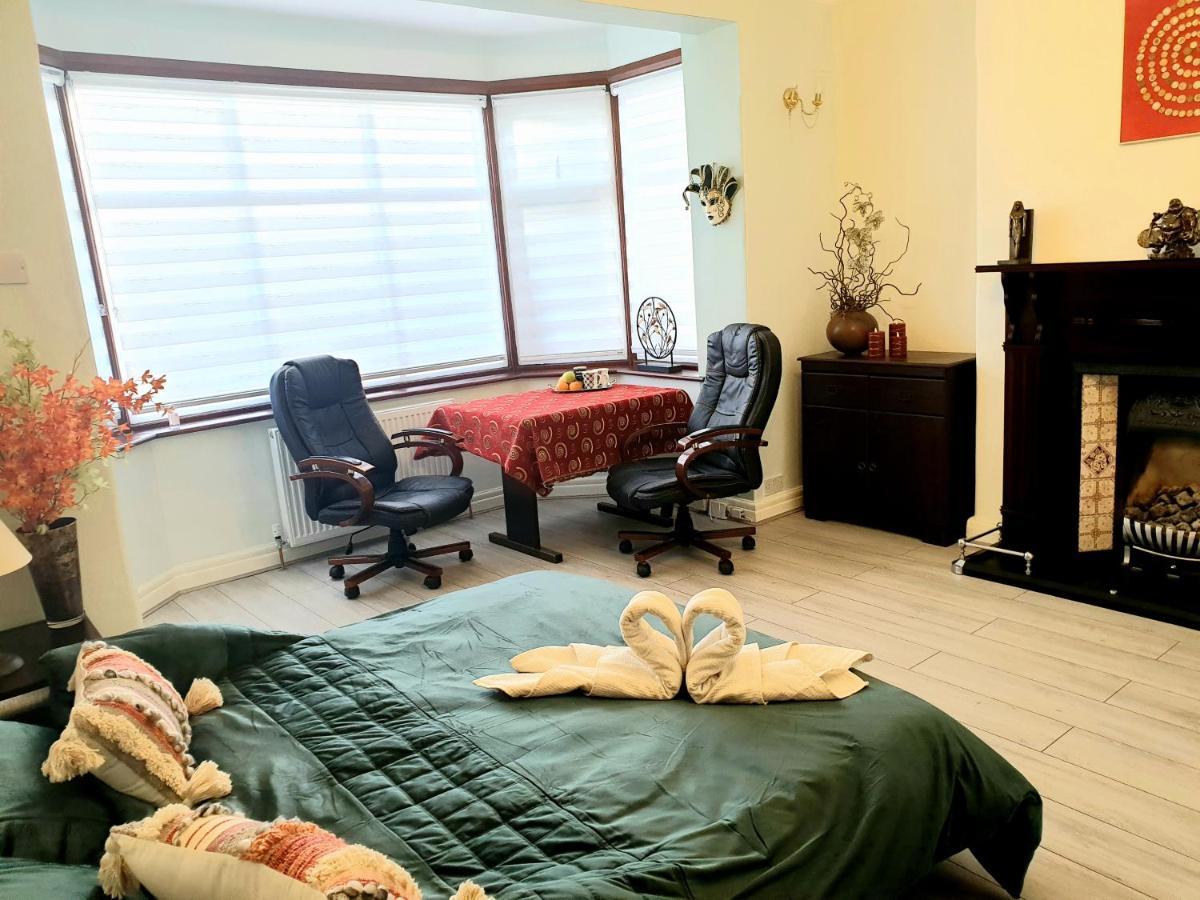 Beautiful Double En-Suite Room, Separate Entrance, Ilford, Central Line Gants Hill, Free Parking Extérieur photo